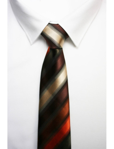 Corbata sobre fondo marrón líneas