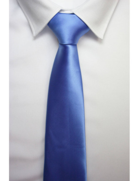 Corbata azul intensa sedosa