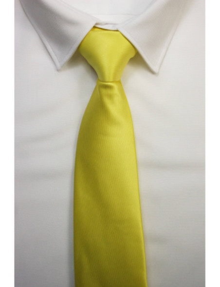 Corbata amarilla intenso